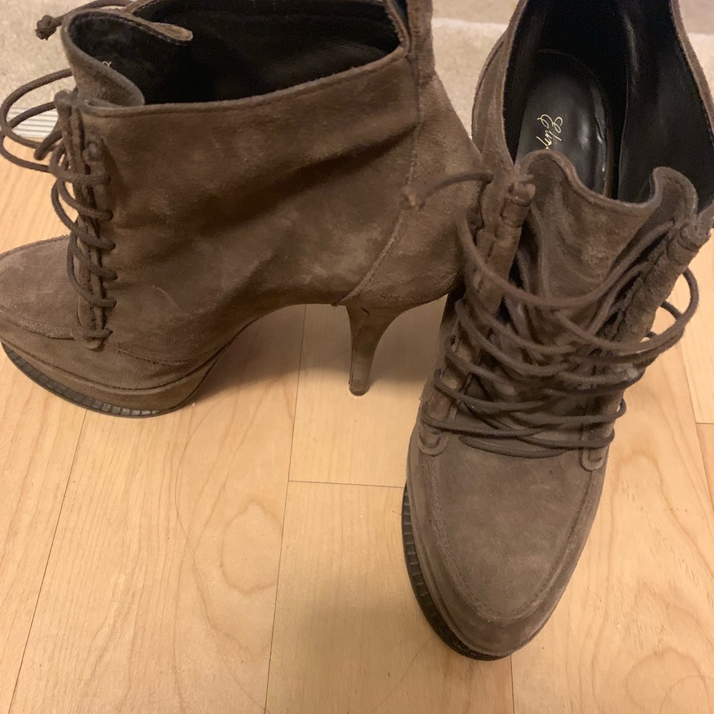 Shoes - Picture 4 of 4